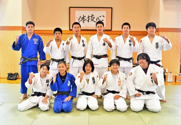 成年男子の長島啓太（後列左端）と少年男子（後列）、女子（前列）のメンバーたち