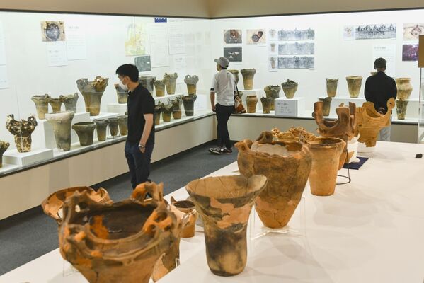 数々の縄文土器を紹介する「とちぎ縄文の夏」＝15日午前、さくら市ミュージアム

