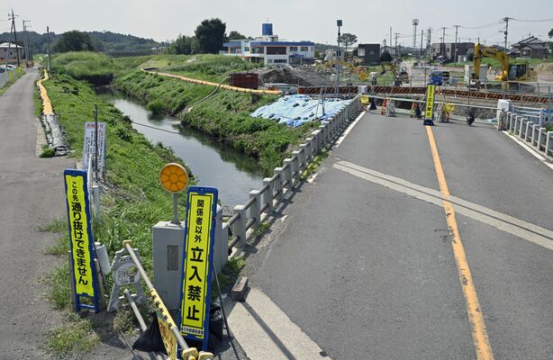 関東・東北豪雨などで浸水被害を受け、現在堤防整備や橋の架け替えなどが進む豊穂川。新川橋は工事で通行止めになっている＝９日午前11時35分、小山市大行寺、森田大地撮影