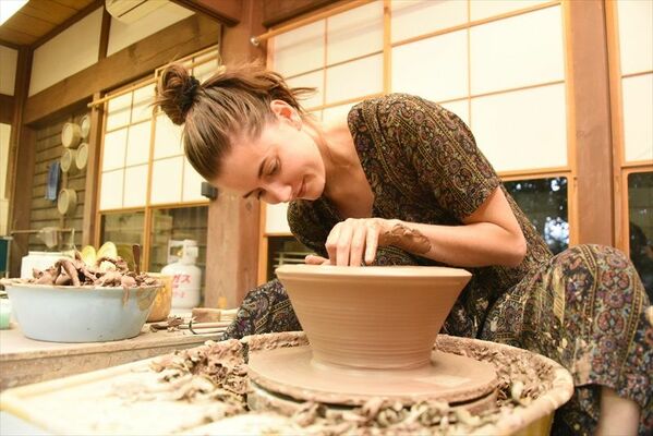 益子国際工芸交流館の工房で創作活動に励むホルツァーさん