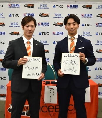 新入団会見に臨む大津（左）と矢野。豊富として大津は「ベストＦＷ」、矢野は「貢献」と色紙に記した＝６月、宇都宮市