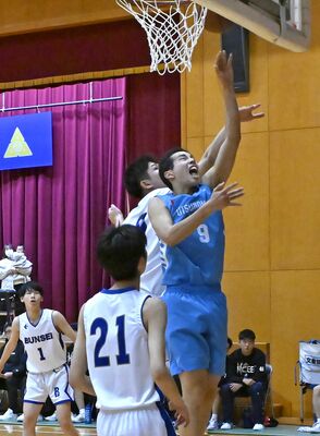 第３クオーター２分　男子宇工の勝（右）が巧みにゴールを決める＝宇工高体育館