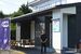 テラス席もある店の外観と店長の増田さん