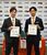 新入団会見に臨む大津（左）と矢野。豊富として大津は「ベストＦＷ」、矢野は「貢献」と色紙に記した＝６月、宇都宮市