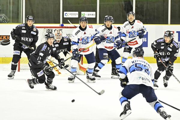 第２ピリオド、キルプレーで守るバックスの選手たち＝日光霧降アイスアリーナ、鈴木久崇撮影