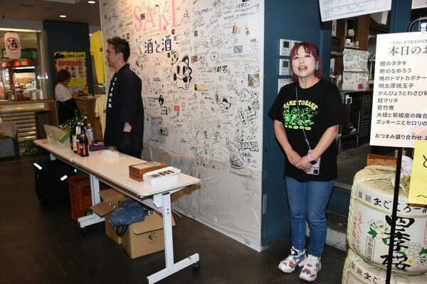 宇都宮パセオのスタンドバー「ＳＡＫＥ＿ＴＯ＿ＳＡＫＥ」で来店を呼び掛ける星絵理子さん（右）＝４月２５日