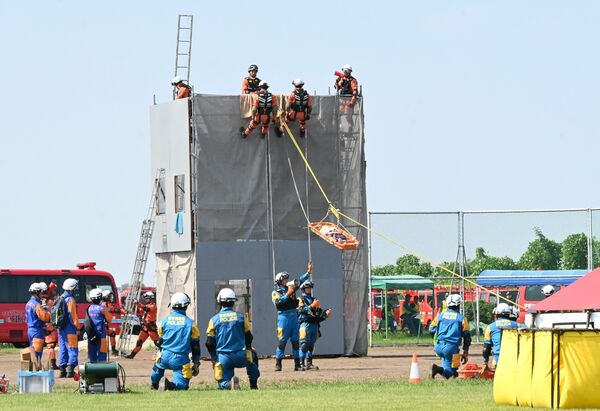 約１００団体が参加して行われた県と宇都宮市の総合防災訓練＝31日午前、宇都宮市道場町