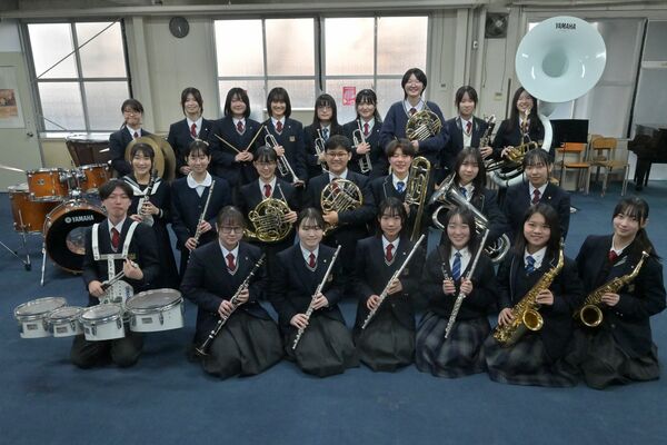 スタンド応援と定期演奏会を控える吹奏楽部の部員たち＝16日午後、佐野日大高