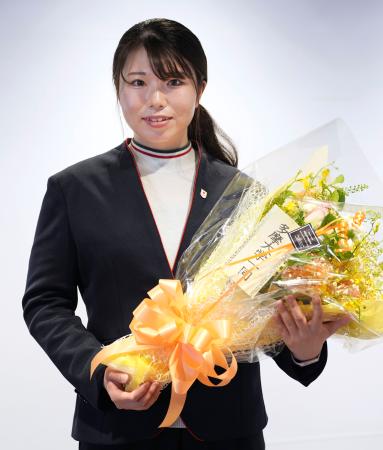 　花束を手にポーズをとるフリースタイルスキー女子モーグルの冨高日向子＝２９日、東京都多摩市