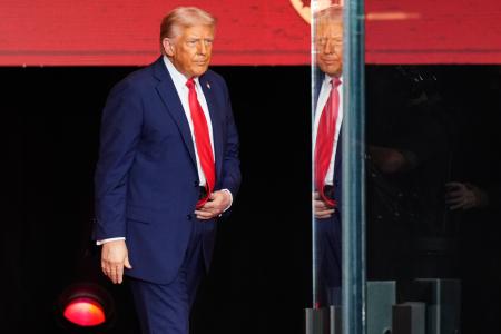 　２１日、米アリゾナ州グレンデールで行われた保守系活動家チャーリー・カーク氏の追悼式典で、登壇するトランプ大統領（ＡＰ＝共同）