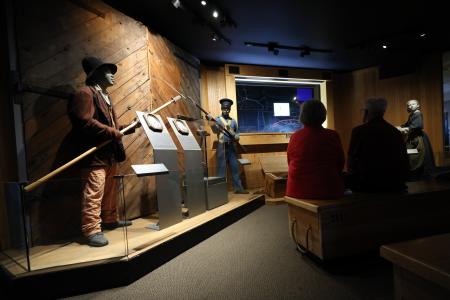 米南部ウェストバージニア州の国立公園の博物館で奴隷制に関する展示を見る人たち=16日(ゲッティ=共同)
