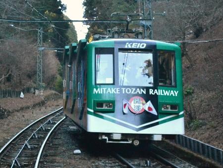　もう一つの車両は別の塗色＝東京都青梅市