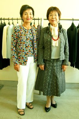 「コントラストの効いたはっきりした色合いが好み」と、話す杵渕弘子さん(72)。丸山綾子さん(77)は「ジーンズにスニーカーのようなカジュアルな格好をする時もありますが、ちょっと改まった席にも使えるツーピースがお気に入り」