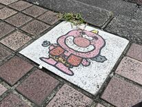 宇都宮の大通り歩道に「鬼」、足元に続々と現れる…一体何者？　調べてみた