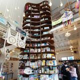 芳賀町唯一の書店維持へ努力　絵本のセレクトショップ　巨大ブックツリーも