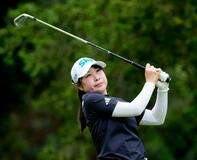 荒木優奈が首位維持、藤本1打差