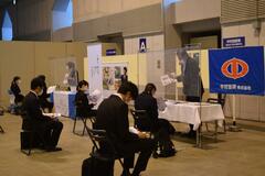 コロナ対策万全 ２５社が事業説明しもつけ就活フェア