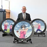 佐野市が漫画「黒執事」とのコラボマンホール初披露　全５種類、市役所周辺に設置　８月にカード発行も
