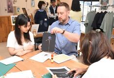 繊細な技術の切り絵を実演　