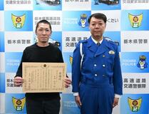 車横転の現場で二次的事故防ぐ