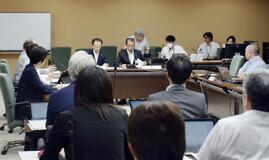行政の関与 疑問根強く