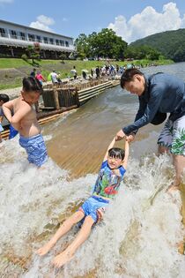 茂木のやな、親子にぎわう