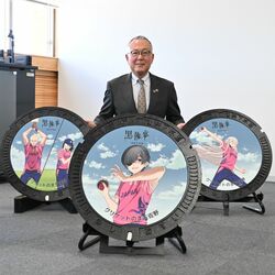 佐野市が漫画「黒執事」とのコラボマンホール初披露　全５種類、市役所周辺に設置　８月にカード発行も