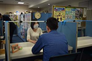 就職氷河期世代支援相談窓口で対応する相談員(左)=15日午後、宇都宮市