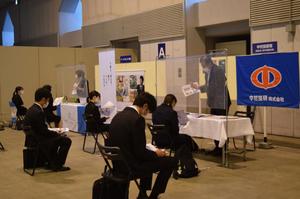 新型コロナウイルスの感染防止対策を施して実施したしもつけ就活フェア＝１３日午後、宇都宮市元今泉６丁目