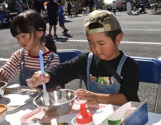 乳製品を用いた入浴剤を作る子どもたち