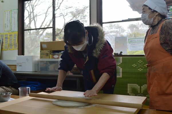 そば打ちを体験するキャンプの参加者