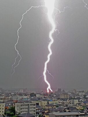 宇都宮市街地から南西方向で見られた落雷＝19日午後５時10分、宇都宮市戸祭３丁目から