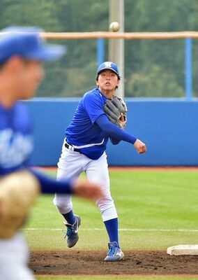 守備の要、中軸打者としてチームを引っ張る白鴎大の主将・千葉＝同大野球場