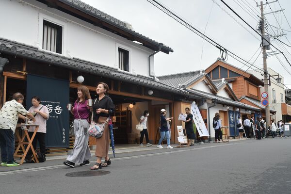 ビールを片手に嘉右衛門町を歩く来場者