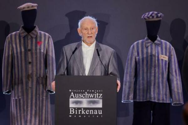 　アウシュビッツ強制収容所跡で開かれた式典で演説する生存者のベルナルド・オッフェン氏＝２７日、ポーランド南部オシフィエンチム（ＡＰ＝共同）