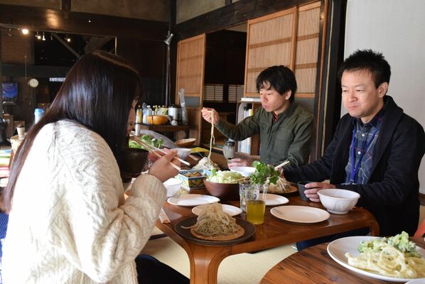 かんぴょうそばなどに舌鼓を打つ参加者