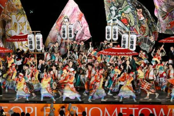 「YOSAKOIソーラン祭り」で大賞に選ばれ演舞する「グラフィックホールディングスpresents倭奏」=14日夜、札幌市中央区