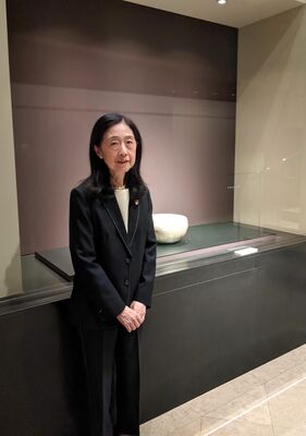 大賞作品の前に立つ菊池館長