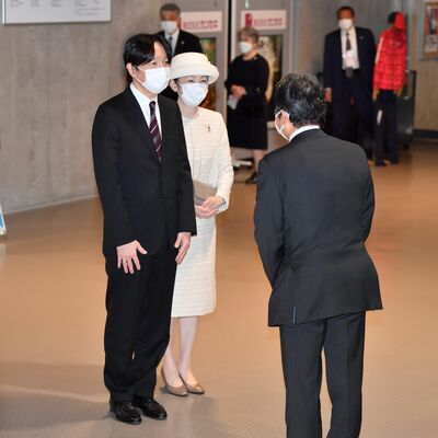 開会式会場に到着し、出迎えた関係者にあいさつされる秋篠宮ご夫妻＝29日午前９時30分、宇都宮市西川田４丁目のカンセキスタジアムとちぎ（代表撮影）