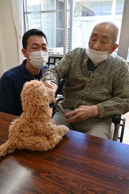 入所する特別養護老人ホームで職員と歓談する尾山さん。記憶をたどりながら、３０年前の「あの日」を語った＝１７日午前、那須塩原市