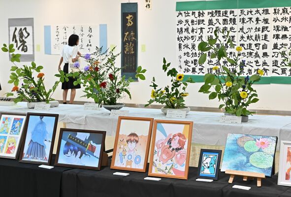 鹿沼高４文化部の作品が並ぶ会場