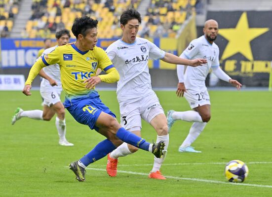 前半9分、栃木SCのMF高橋(左)がシュートを放つ=カンセキスタジアムとちぎ、広瀬華撮影