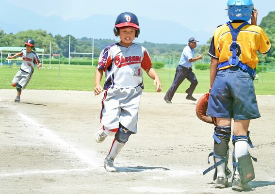 大原間ＳＢＣ（那須塩原）－黒田原フレンズ（那須）決勝　大原間ＳＢＣ延長８回１死二、三塁、萩島の左中間二塁打で三走・北條（中央）、二走・高野がホームイン＝那珂川河畔運動公園