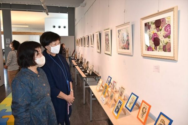 多くの作品が並ぶ押し花展
