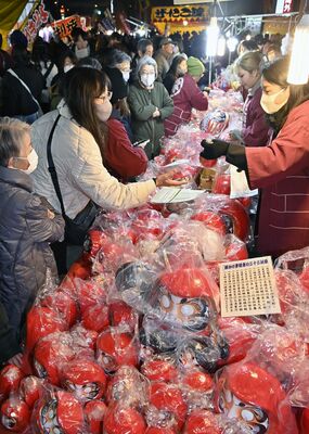 縁起物を求める買い物客らでにぎわった初市＝11日午後５時20分、宇都宮市大通り５丁目