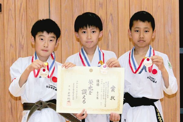 団体組手低学年優勝の青空塾