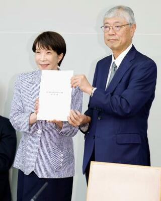 　総合海洋政策本部会合で中西寛氏（右）から意見書を受け取る高市首相。首相は南鳥島周辺でのレアアース開発に関し「産業規模での開発実証を速やかに進めてほしい」と関係閣僚に指示した＝２９日午後、首相官邸