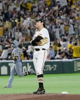 5回、阪神・立石(奥)に2ランを浴びた巨人・竹丸=東京ドーム