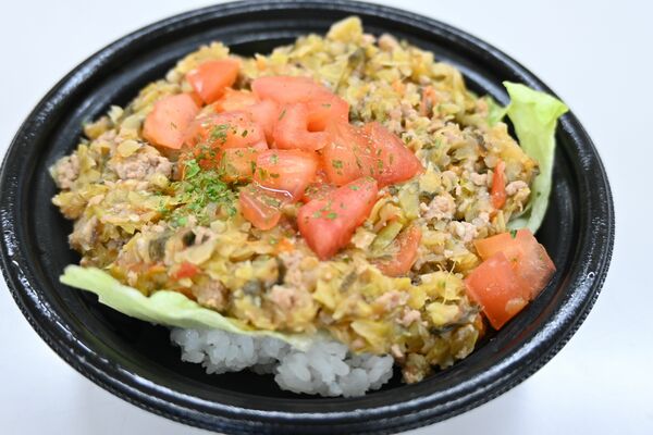 トマト料理コンクールの最優秀レシピを元に作られた弁当「タコライス風つつまないトマト餃子丼」