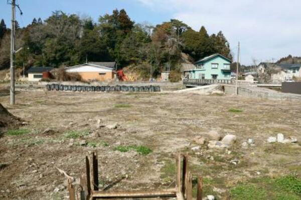 　ミニサッカーコートの用地となる松波酒造の酒蔵跡地＝２１日、石川県能登町